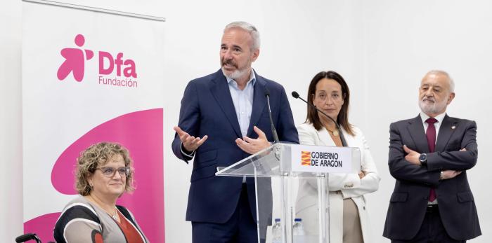 Azcón ha estado acompañado por la consejera de Bienestar Social y Familia, Carmen Susín; el director gerente del IASS, Ángel Val y presidenta de Dfa, Marta Valencia