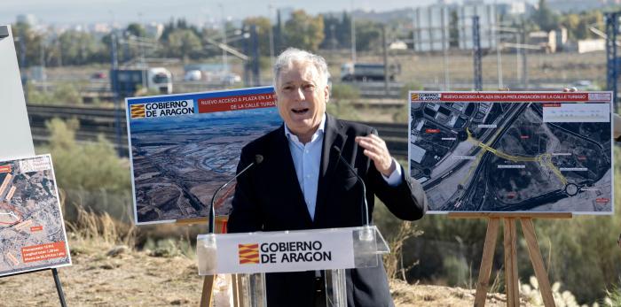 El consejero de Fomento, Vivienda, Logística y Cohesión Territorial del Gobierno aragonés, Octavio López, presenta el proyecto del nuevo acceso a la Plataforma Logística de Zaragoza (PLAZA) por su parte norte.