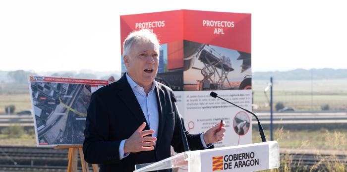 El consejero de Fomento, Vivienda, Logística y Cohesión Territorial del Gobierno aragonés, Octavio López, presenta el proyecto del nuevo acceso a la Plataforma Logística de Zaragoza (PLAZA) por su parte norte.