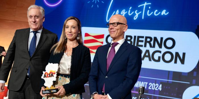 Octavio López y Raquel Campos recogen el reconocimiento a la mejor logística.
