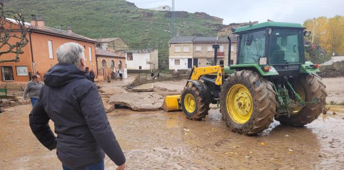 Octavio López traslada el apoyo del Gobierno de Aragón para reparar los daños de la DANA en Cimballa.