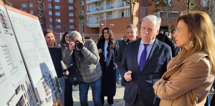 Octavio López y Natalia Chueca ponen la primera piedra de 23 viviendas en régimen de cooperativa en el Rabal.