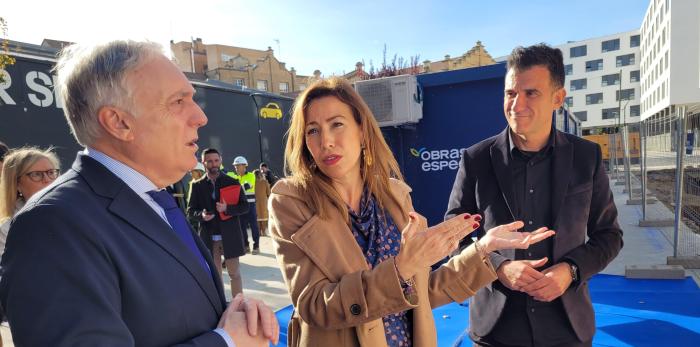 Octavio López y Natalia Chueca ponen la primera piedra de 23 viviendas en régimen de cooperativa en el Rabal.