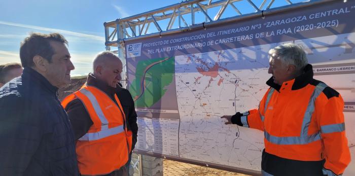 Octavio López visita las obras de la A-1101 entre Muel y Villanueva de Huerva.