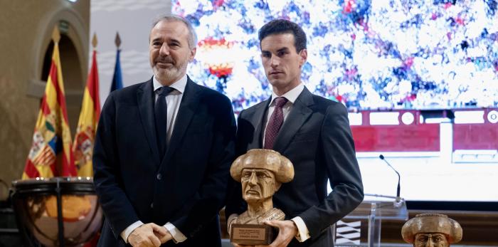 El presidente Azcón entrega los premios Nicanor Villalta, galardones impulsados por el Gobierno autonómico que buscan promover los valores culturales de la tauromaquia.