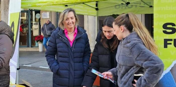 Este sábado en Teruel se han repartido hasta 1.000 pulseras de detección de drogas para jóvenes
