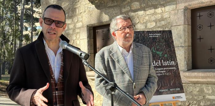 Pedro Olloqui e Isidro Aguilera inauguran la exposición "Antes del latín: Lenguas prerromanas en Aragón (siglos II – I a.C)”.