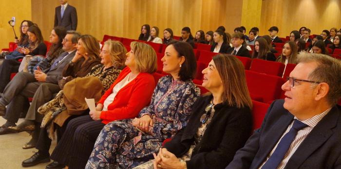 Tomasa Hernández inaugura la asamblea del programa "Modelo de Parlamento Europeo".