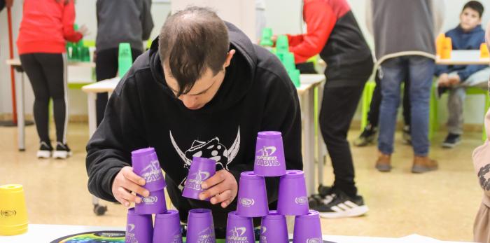 Alumnos del IES La Azucarera y usuarios de la Asociación Utrillo participan en el II campeonato abierto de stacking