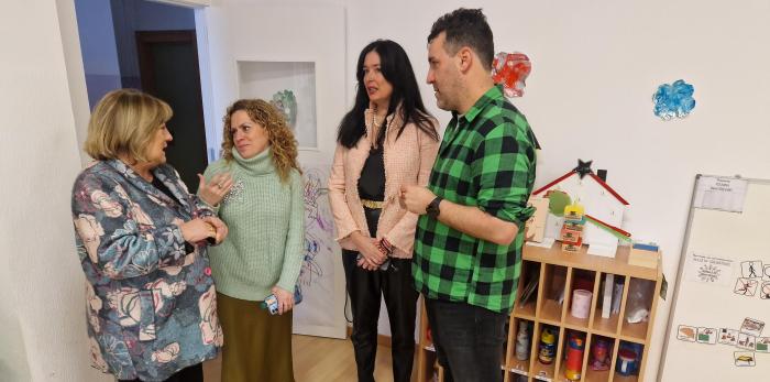 Hernández también ha visitado el CEIP Alcoraz para conocer su nueva aula de escolarización anticipada