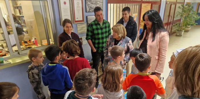 Hernández también ha visitado el CEIP Alcoraz para conocer su nueva aula de escolarización anticipada