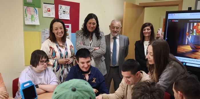 Susín ha estado acompañada durante su visita por el director gerente del IASS, Ángel Val y la presidenta de CEDES, Teresa Muncadas