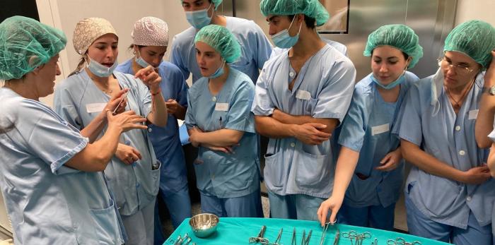 Imagen del artículo El Hospital Clínico Universitario Lozano Blesa pone en marcha una formación inmersiva para los residentes quirúrgicos de primer año