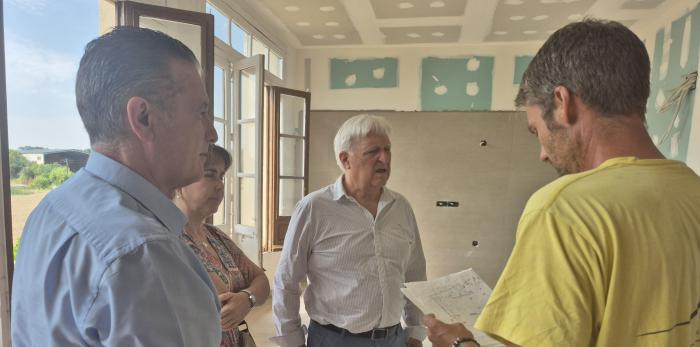 El DG, el alcalde y la concejala de Cultura del Ayuntamiento de Peraltilla han visitado las instalaciones junto al jefe de obra