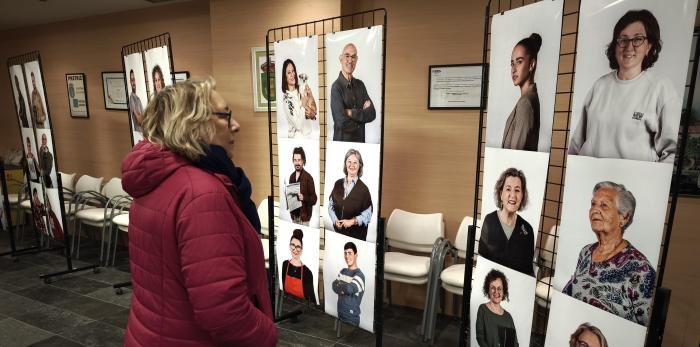 Muchos de los protagonistas de la muestra y varios vecinos de Pastriz han estado presentes en la inauguración de Semblanzas