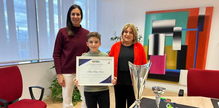 La consejera y la directora general han recibido a Adrián Vicente esta tarde en el Departamento de Educación, Cultura y Deporte.