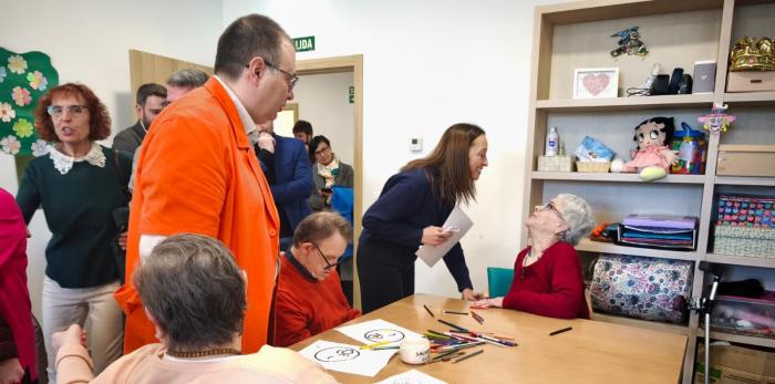La consejera Susín ha visitado este viernes los recursos de Adislaf en el barrio de Las Fuentes