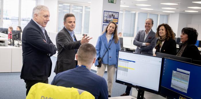 Visita de Octavio López a las instalaciones de Dachser en Plaza.