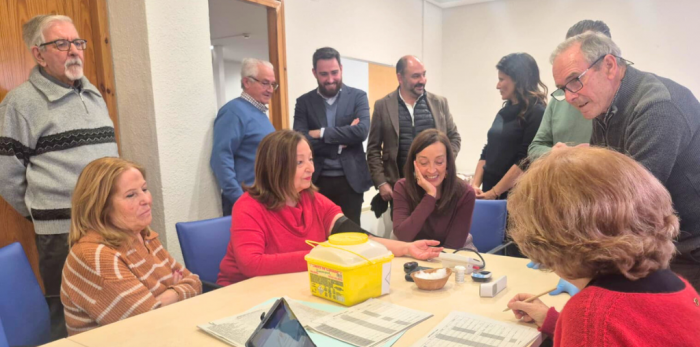 En el hogar del IASS de Barbastro se llevan a cabo varias actividades de prevención de la dependencia y atención comunitaria