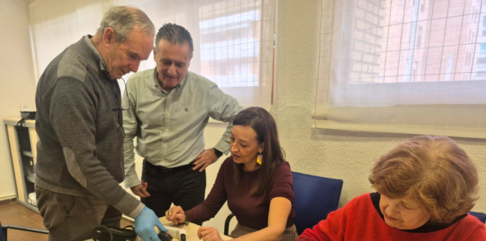 En el hogar del IASS de Barbastro se llevan a cabo varias actividades de prevención de la dependencia y atención comunitaria