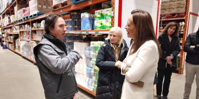 La Consejera Susín y la directora general de Inclusión Social y Voluntariado, María Charte, con David, trabajador del Cash&Carry,