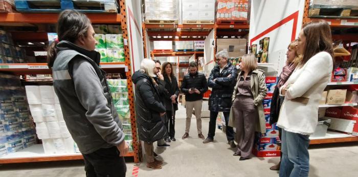 La Consejera Susín y la directora general de Inclusión Social y Voluntariado, María Charte, con David, trabajador del Cash&Carry,