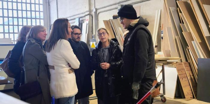 La Consejera también ha conocido la labor profesional que los participantes de Empleo con Apoyo desarrollan en la Carpintería Castellar de Huesca