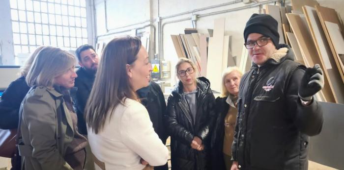 La Consejera también ha conocido la labor profesional que los participantes de Empleo con Apoyo desarrollan en la Carpintería Castellar de Huesca