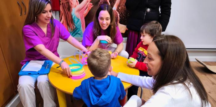 La Consejera, durante su visita al centro de Atención Temprana de Monzón