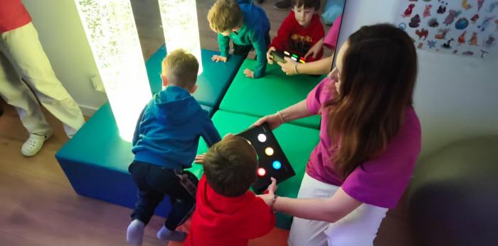 La Consejera, durante su visita al centro de Atención Temprana de Monzón