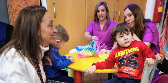 La consejera Susín pudo ver cómo trabajan con la sala multisensorial en el CDIAT Paciencia Gracia de Monzón