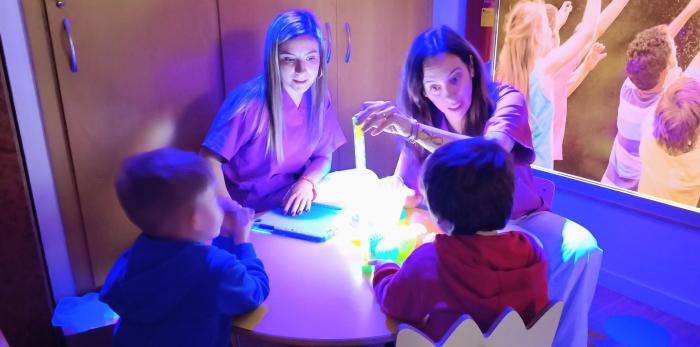 La consejera Susín pudo ver cómo trabajan con la sala multisensorial en el CDIAT Paciencia Gracia de Monzón