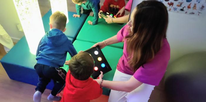 La consejera Susín pudo ver cómo trabajan con la sala multisensorial en el CDIAT Paciencia Gracia de Monzón