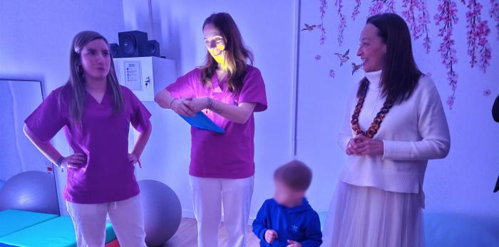 La consejera Susín pudo ver cómo trabajan con la sala multisensorial en el CDIAT Paciencia Gracia de Monzón