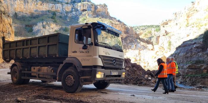Visita a las obras en la carretera Z-453 afectada por el desprendimiento de la ladera en enero.