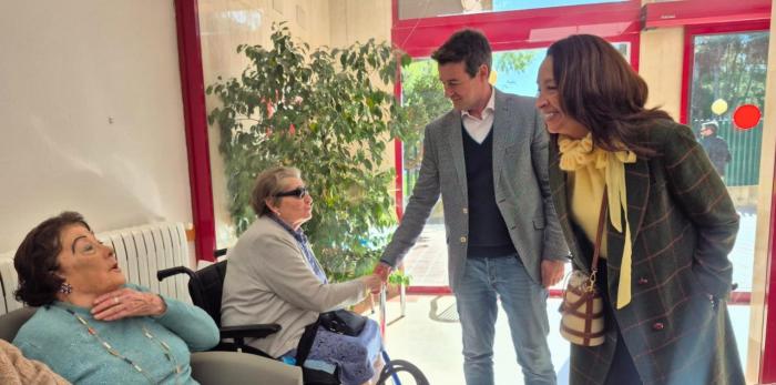 Este martes la Consejera en funciones y el director provincial del IASS en Huesca han visitado la residencia Sagrada Familia