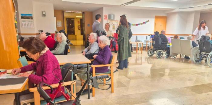 Este martes la Consejera en funciones y el director provincial del IASS en Huesca han visitado la residencia Sagrada Familia