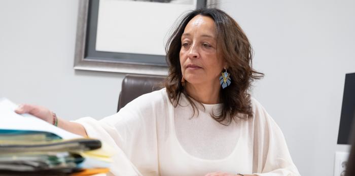 La consejera de Bienestar Social y Familia en funciones, Carmen Susín, atiende a los medios de comunicación.