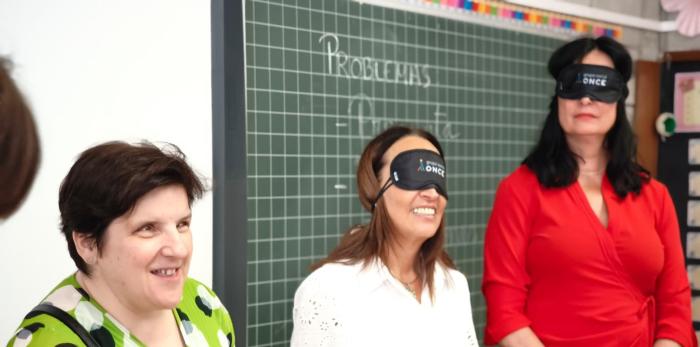 Carmen Susín, en la Jornada sobre braille y sistema dactilológico en el colegio Santa Rosa de Huesca