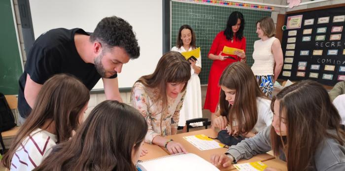 Carmen Susín, en la Jornada sobre braille y sistema dactilológico en el colegio Santa Rosa de Huesca