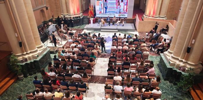 En torno a un centenar de personas han asistido este jueves al Día de la Educación Aragonesa
