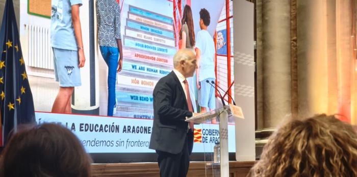 En torno a un centenar de personas han asistido este jueves al Día de la Educación Aragonesa