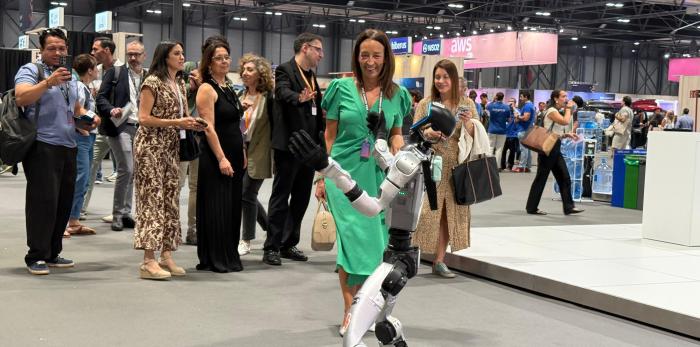 Las consejeras de Educación, Ciencia y Universidades y de Economía, Competitividad y Empleo han visitado varios stands del AWS Summit en Madrid