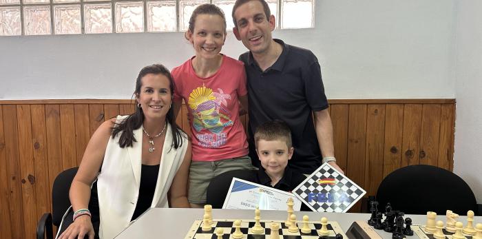 La directora general de Deporte ha visitado esta tarde el Club de Ajedrez Marcos Frechín para felicitar a Enzo Millán, campeón de España sub-8.