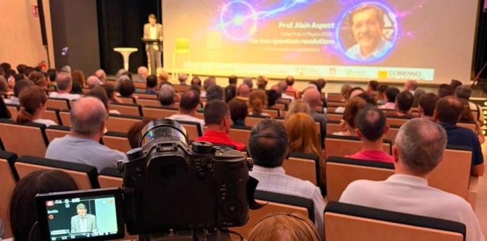 El aforo de la sala llevaba semanas completo, por lo que la conferencia del profesor Aspect ha sido retransmitida en directo