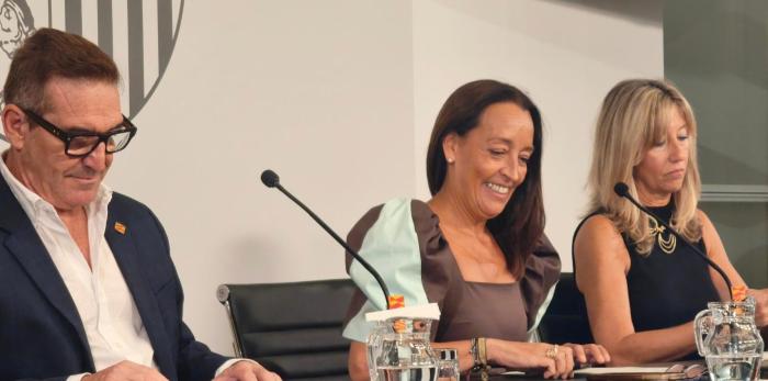 La consejera Susín (centro), acompañada por el director general de Planificación, Centros y FP (izq.) y la directora general de Personal (dcha.)