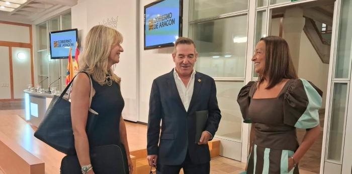 La consejera Susín (centro), acompañada por el director general de Planificación, Centros y FP (izq.) y la directora general de Personal (dcha.)