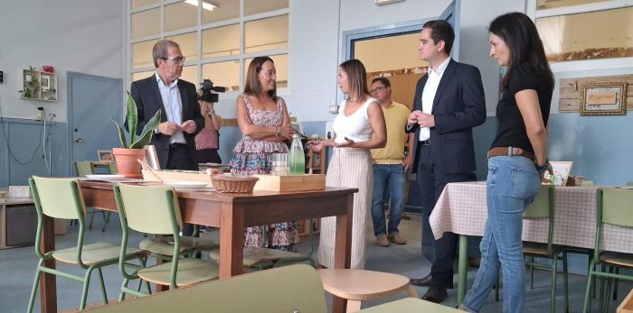 Susín ha visitado el aulario del centro, al que este curso se incorporan 9 alumnos de 1º de Infantil