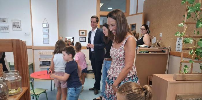 Susín ha visitado el aulario del centro, al que este curso se incorporan 9 alumnos de 1º de Infantil