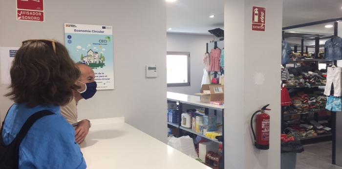 El director general de Cambio Climático y Educación Ambiental, Carlos Gamarra, durante su visita al ropero social de Utebo.